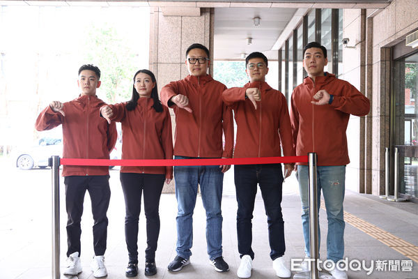 ▲罷免吳沛憶、吳思瑤第二階段領表。（圖／記者林敬旻攝）