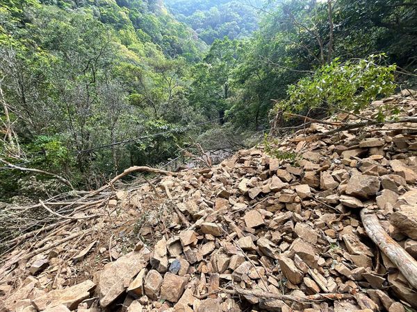 ▲滿月圓健行步道0.4k處步道上方邊坡崩落無法通行。（圖／林業保育署新竹分署提供）