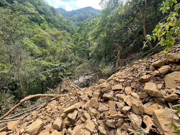 ▲滿月圓健行步道0.4k處步道上方邊坡崩落無法通行。（圖／林業保育署新竹分署提供）