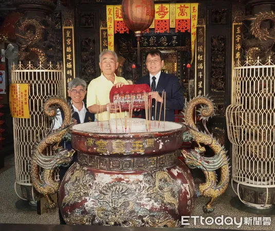 ▲台鹽公司與開基玉皇宮8日合辦考生祈福活動，由開基玉皇宮主委涂大松、台鹽公司董事長丁彥哲，陪同台南市成功國中校長鄭文鵬、家長會長黃士哲及師生，向玉皇上帝及五文昌公祈求會考順利。（圖／記者林東良翻攝，下同）