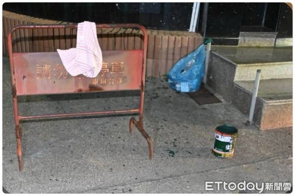 ▲▼       抖音網紅安哥公司遭潑漆      。（圖／記者翁伊森翻攝）