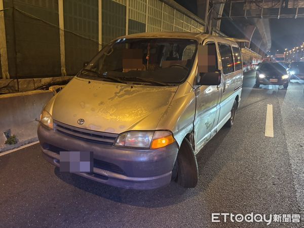 ▲▼李男白色休旅車被撞翻在國道1號內車道，肇事的莊男車輛             。（圖／記者陳以昇翻攝）