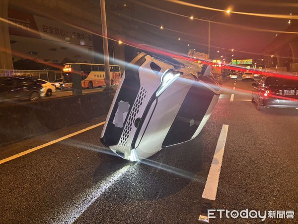 ▲▼李男白色休旅車被撞翻在國道1號內車道，肇事的莊男車輛             。（圖／記者陳以昇翻攝）