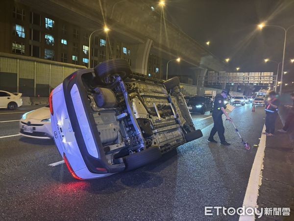 ▲▼李男白色休旅車被撞翻在國道1號內車道，肇事的莊男車輛             。（圖／記者陳以昇翻攝）