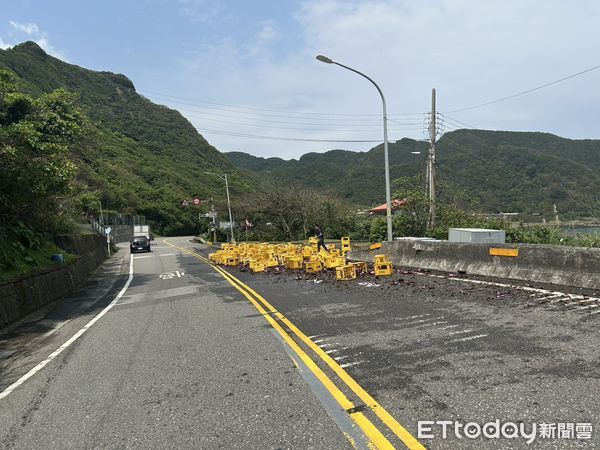 ▲▼             台2線86.2公里處大貨車載運米酒，灑落一地。（圖／記者郭世賢翻攝，下同）