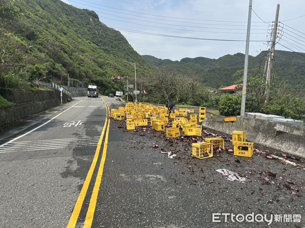 ▲▼             台2線86.2公里處大貨車載運米酒，灑落一地。（圖／記者郭世賢翻攝，下同）