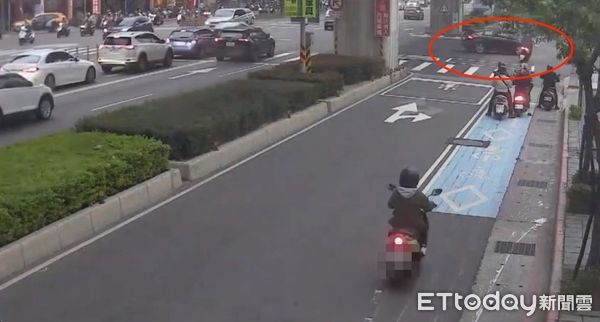 ▲▼婁女無視禁止右轉標誌，開車撞飛機車騎士，機車車頭嚴重毀損，婁女肇事車輛             。（圖／記者陳以昇翻攝）