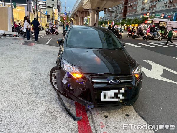 ▲▼婁女無視禁止右轉標誌，開車撞飛機車騎士，機車車頭嚴重毀損，婁女肇事車輛             。（圖／記者陳以昇翻攝）
