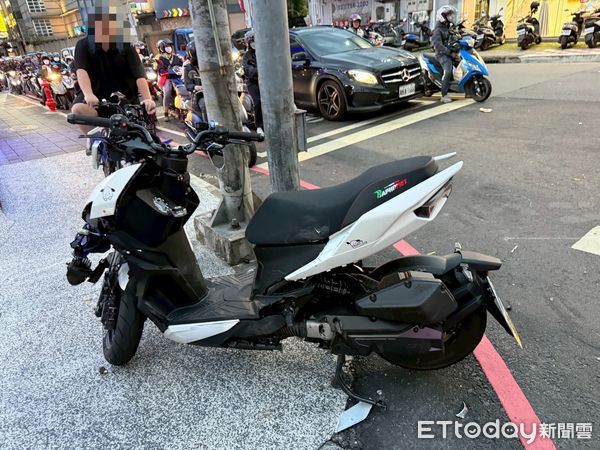 ▲▼婁女無視禁止右轉標誌，開車撞飛機車騎士，機車車頭嚴重毀損，婁女肇事車輛             。（圖／記者陳以昇翻攝）