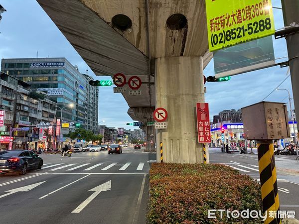 ▲▼婁女無視禁止右轉標誌，開車撞飛機車騎士，機車車頭嚴重毀損，婁女肇事車輛             。（圖／記者陳以昇翻攝）