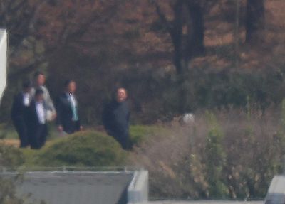 遭罷免下台！南韓前總統尹錫悅「悠哉散步」被拍　周末才搬離官邸