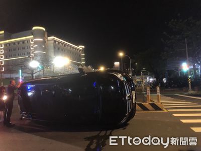 台南市府旁驚傳車禍 男子自撞分隔島翻車