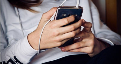 女兒發現父親在摩鐵　攜母衝現場撞破！老爸正與小三「沖泥沙」