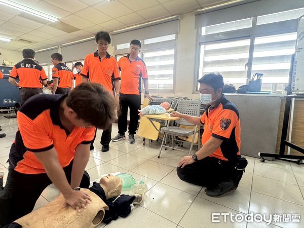▲南消第二大隊4月8日、10日將舉辦緊急救護技術員教育訓練，不僅涵蓋基本救命術，同時分享精神急症患者的處置方式，以應對現場突發狀況。（圖／記者林東良翻攝，下同）