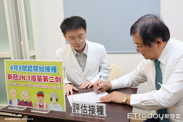 ▲▼衛福部長邱泰源今(4/8)日帶頭挽袖完成接種新冠JN.1疫苗第2劑。（圖／疾管署提供）