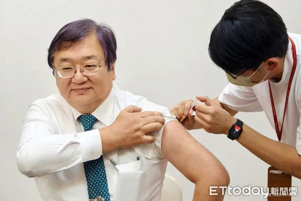 ▲▼衛福部長邱泰源今(4/8)日帶頭挽袖完成接種新冠JN.1疫苗第2劑。（圖／疾管署提供）