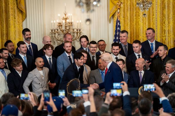 川普在白宮接見去年世界大賽的冠軍隊伍道奇隊，並與陣中球星大谷翔平等人握手道賀。（翻攝自The White House Flickr）