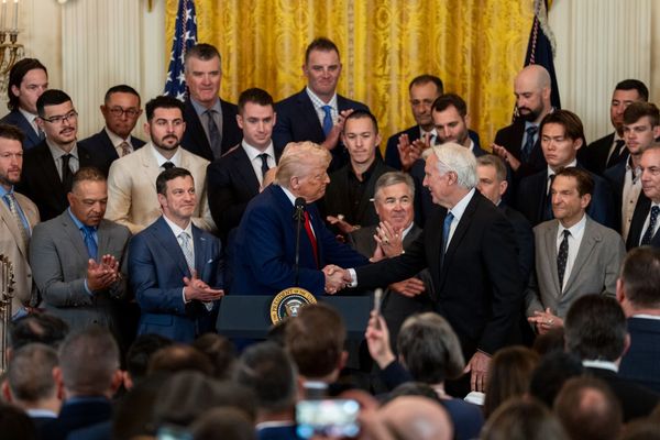 川普和華特握手，右後方的山本由伸幾乎全程面無表情，甚至疑似擺臭臉，引發討論。（翻攝自The White House Flickr）