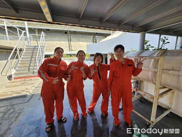 ▲▼許辰薇與同學進行基礎安全訓練合影。（圖／航港局提供）