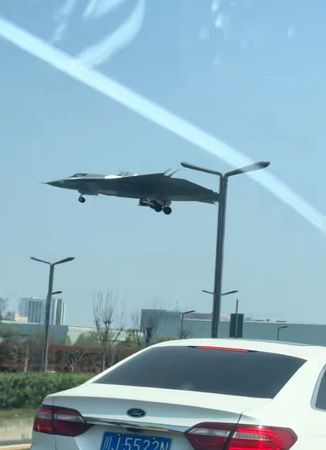 ▲▼殲-36被成都民眾捕捉到超低空飛行，是首度曝光以來，被拍到最震撼且距離最近的影像。（圖／翻攝自Facebook／中華軍武論壇3.0）