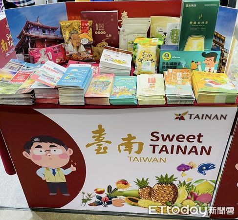 ▲2025新加坡國際食品展盛大開幕，黃偉哲市長親自率領台南6家本地農漁產品企業組成「台南隊」，在台南館展區，再次拓展台南市農特產品進軍新加坡食品通路。（圖／記者林東良翻攝，下同）