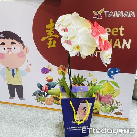 ▲2025新加坡國際食品展盛大開幕，黃偉哲市長親自率領台南6家本地農漁產品企業組成「台南隊」，在台南館展區，再次拓展台南市農特產品進軍新加坡食品通路。（圖／記者林東良翻攝，下同）