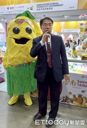 ▲2025新加坡國際食品展盛大開幕，黃偉哲市長親自率領台南6家本地農漁產品企業組成「台南隊」，在台南館展區，再次拓展台南市農特產品進軍新加坡食品通路。（圖／記者林東良翻攝，下同）