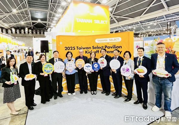 ▲2025新加坡國際食品展盛大開幕，黃偉哲市長親自率領台南6家本地農漁產品企業組成「台南隊」，在台南館展區，再次拓展台南市農特產品進軍新加坡食品通路。（圖／記者林東良翻攝，下同）
