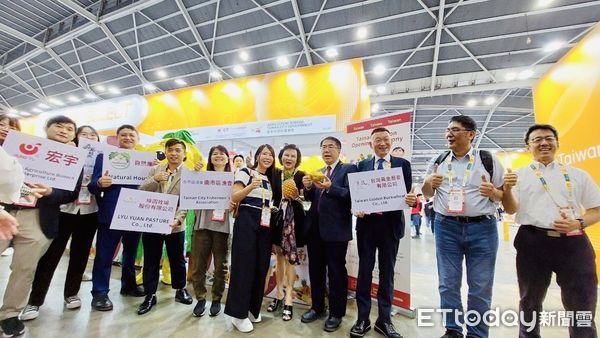 ▲2025新加坡國際食品展盛大開幕，黃偉哲市長親自率領台南6家本地農漁產品企業組成「台南隊」，在台南館展區，再次拓展台南市農特產品進軍新加坡食品通路。（圖／記者林東良翻攝，下同）