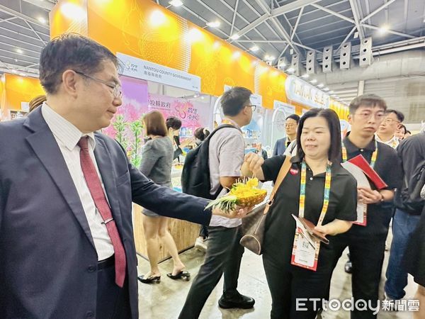 ▲2025新加坡國際食品展盛大開幕，黃偉哲市長親自率領台南6家本地農漁產品企業組成「台南隊」，在台南館展區，再次拓展台南市農特產品進軍新加坡食品通路。（圖／記者林東良翻攝，下同）