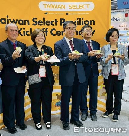 ▲2025新加坡國際食品展盛大開幕，黃偉哲市長親自率領台南6家本地農漁產品企業組成「台南隊」，在台南館展區，再次拓展台南市農特產品進軍新加坡食品通路。（圖／記者林東良翻攝，下同）