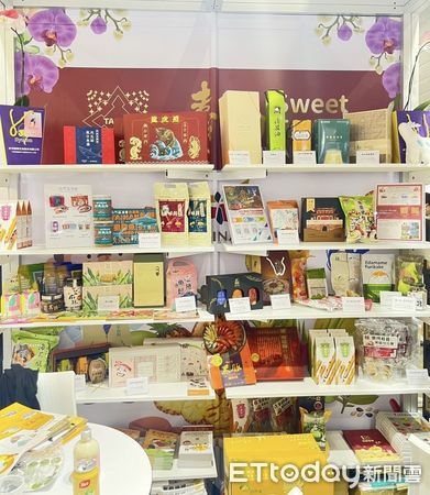 ▲2025新加坡國際食品展盛大開幕，黃偉哲市長親自率領台南6家本地農漁產品企業組成「台南隊」，在台南館展區，再次拓展台南市農特產品進軍新加坡食品通路。（圖／記者林東良翻攝，下同）