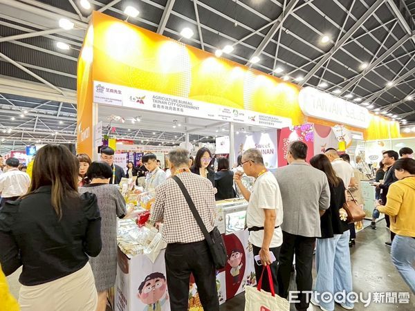 ▲2025新加坡國際食品展盛大開幕，黃偉哲市長親自率領台南6家本地農漁產品企業組成「台南隊」，在台南館展區，再次拓展台南市農特產品進軍新加坡食品通路。（圖／記者林東良翻攝，下同）