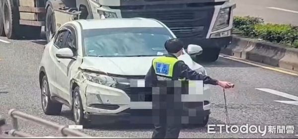 ▲▼警員疏導火警，他恍神撞警用機車，警員當場查扣各式毒品。（圖／記者邱中岳翻攝）