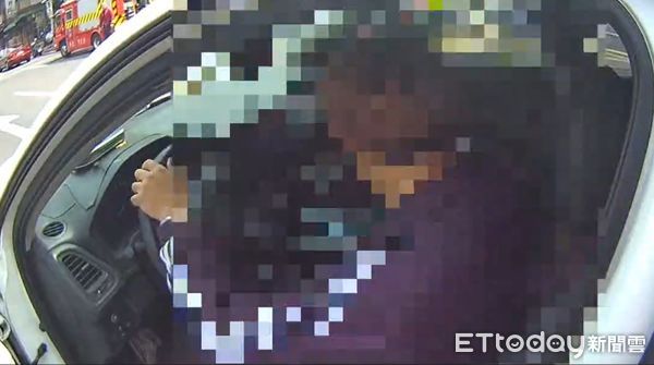 ▲▼警員疏導火警，他恍神撞警用機車，警員當場查扣各式毒品。（圖／記者邱中岳翻攝）