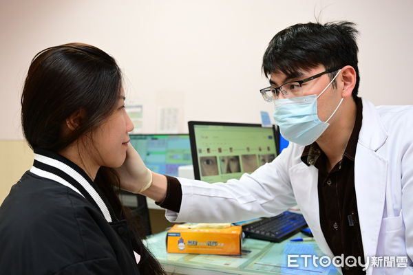 ▲沈冠宇醫師,蠕型螨蟲。（圖／記者游瓊華攝）