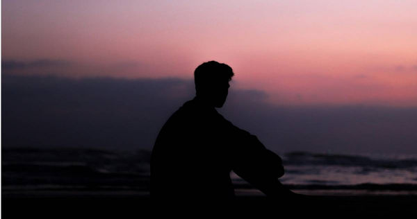 女子親手溺死女兒，兒子時隔多年後仍難以釋懷。（示意圖／Unsplash）