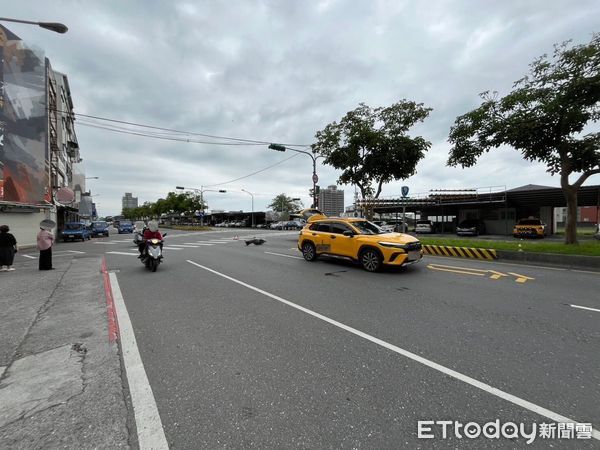 ▲▼黃狗兒（圓圈處）與計程車相撞受傷躺地上，計程車黑色輪胎護板也被撞落。（圖／記者游芳男翻攝，下同）