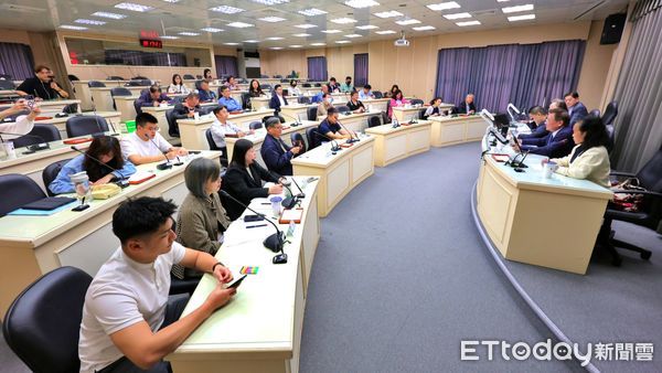 ▲謝國樑急召廠商座談 籲中央地方聯手紓困。（圖／記者郭世賢翻攝）