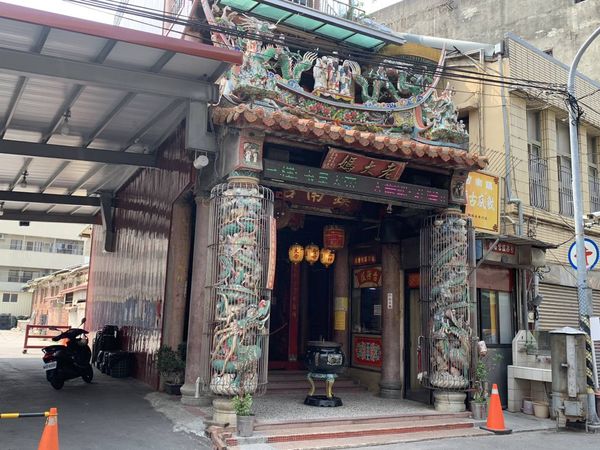 ▲▼ 彰化市無底廟鎮南宮內一尊土地公神像竟撞臉顏清標  。（圖／民眾提供）