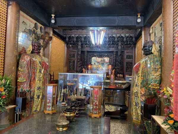 ▲▼ 彰化市無底廟鎮南宮內一尊土地公神像竟撞臉顏清標  。（圖／民眾提供）