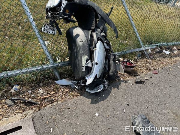 ▲台南市安南區海佃路發生一起交通事故，1部自小客車先撞擊1部行駛的機車後，人車失控衝向路旁人行道圍欄，救護人員到場將受傷但意識清楚的小客車駕駛及機車騎士2人送醫。（圖／記者林東良翻攝，下同）