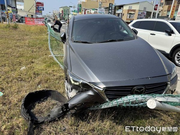 ▲台南市安南區海佃路發生一起交通事故，1部自小客車先撞擊1部行駛的機車後，人車失控衝向路旁人行道圍欄，救護人員到場將受傷但意識清楚的小客車駕駛及機車騎士2人送醫。（圖／記者林東良翻攝，下同）