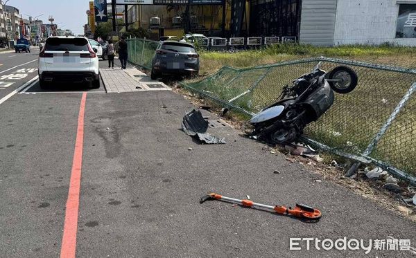 ▲台南市安南區海佃路發生一起交通事故，1部自小客車先撞擊1部行駛的機車後，人車失控衝向路旁人行道圍欄，救護人員到場將受傷但意識清楚的小客車駕駛及機車騎士2人送醫。（圖／記者林東良翻攝，下同）