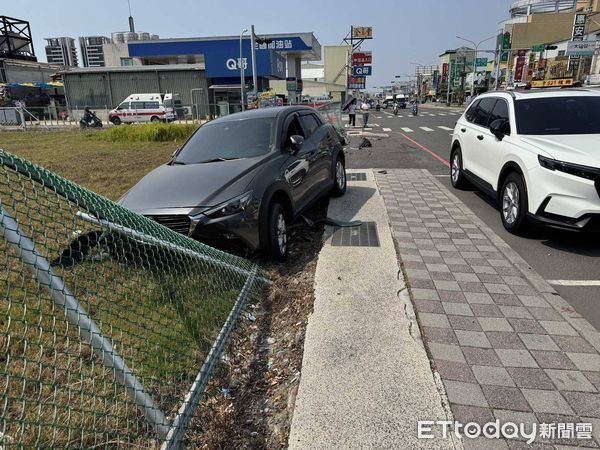 ▲台南市安南區海佃路發生一起交通事故，1部自小客車先撞擊1部行駛的機車後，人車失控衝向路旁人行道圍欄，救護人員到場將受傷但意識清楚的小客車駕駛及機車騎士2人送醫。（圖／記者林東良翻攝，下同）