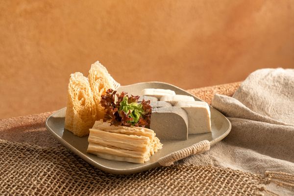 ▲撈王綜合豆腐拼盤、雙臘煲仔飯。（圖／撈王提供）
