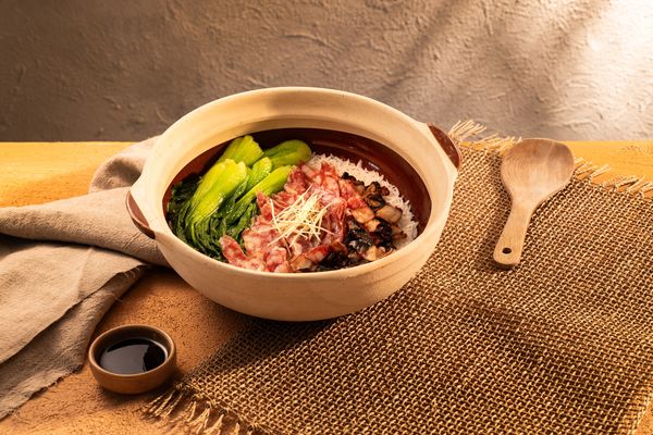 ▲撈王綜合豆腐拼盤、雙臘煲仔飯。（圖／撈王提供）