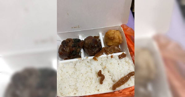 一名網友近日買自助餐，只夾了2塊肉、1顆花枝丸和5條豆棗，加上白飯竟然要價80元。（圖／翻攝自爆怨公社）