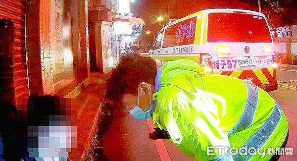 ▲桃園市119救護人員檢視倒地陳姓騎士狀況，確認並無大礙。（圖／記者沈繼昌翻攝）