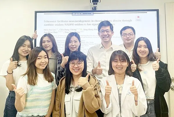 ▲衛福部桃園醫院與陽明交通大學研究團隊合作，桃園醫院泌尿外科教授蔣智宏（右後三）、陽明交大藥理所副教授張婷婷（右後四）帶領博士生研發降低慢性腎臟疾病血管併發症之關鍵因素。（圖／衛福部桃園醫院提供）